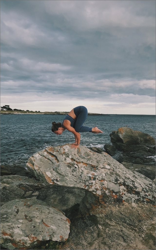 Marie pratiquant le yoga sur rocher face à la mer - Yogissime